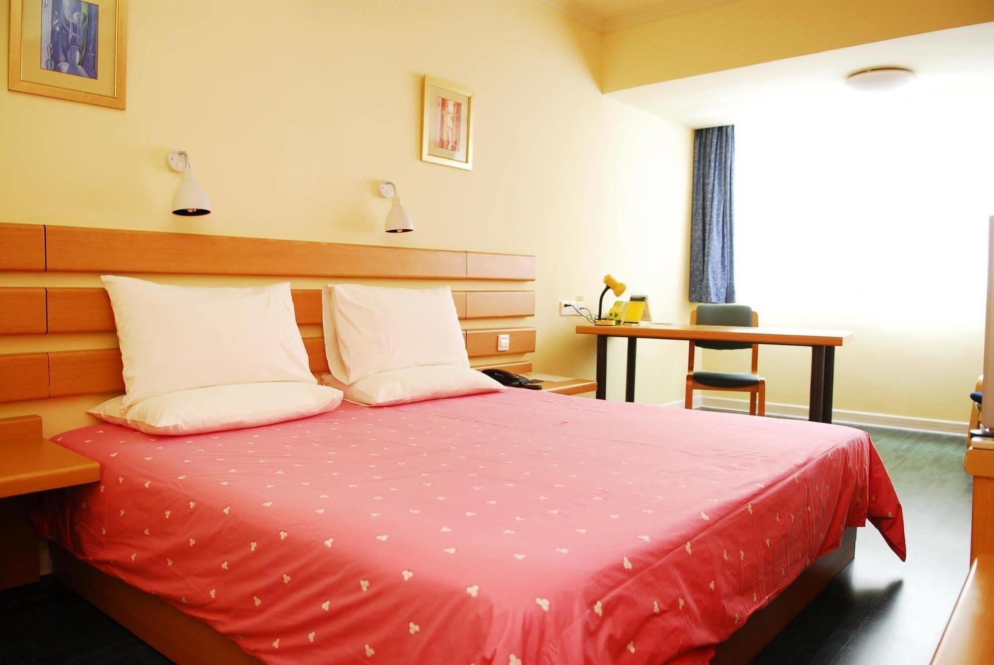 Baiyun Road Yida Square Metro Station Hotel 2*