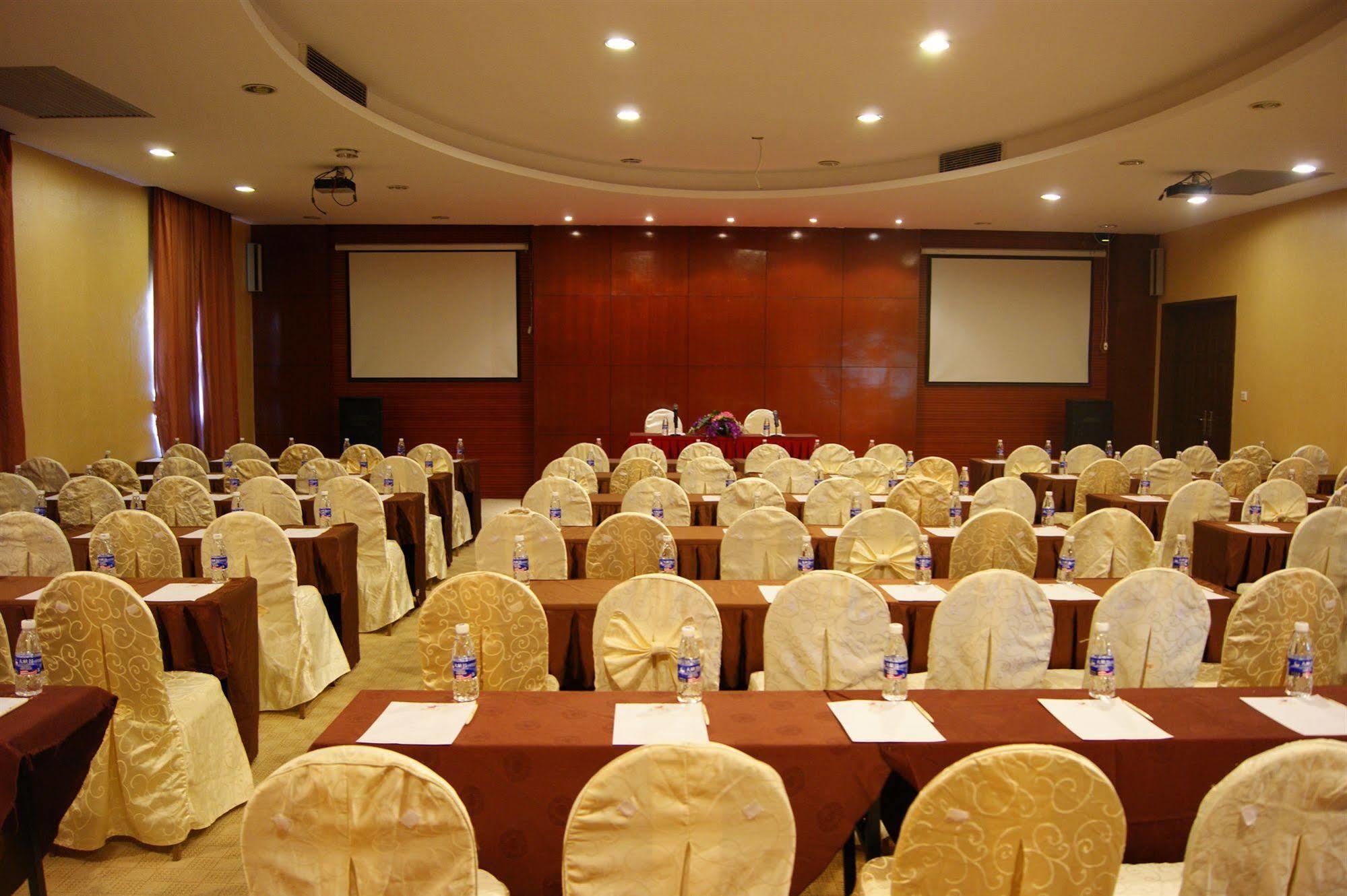 Pa Zhou Plaza Hotel 3*