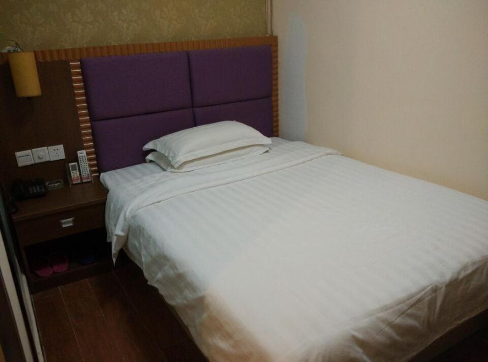 Huayi Hotel 2*