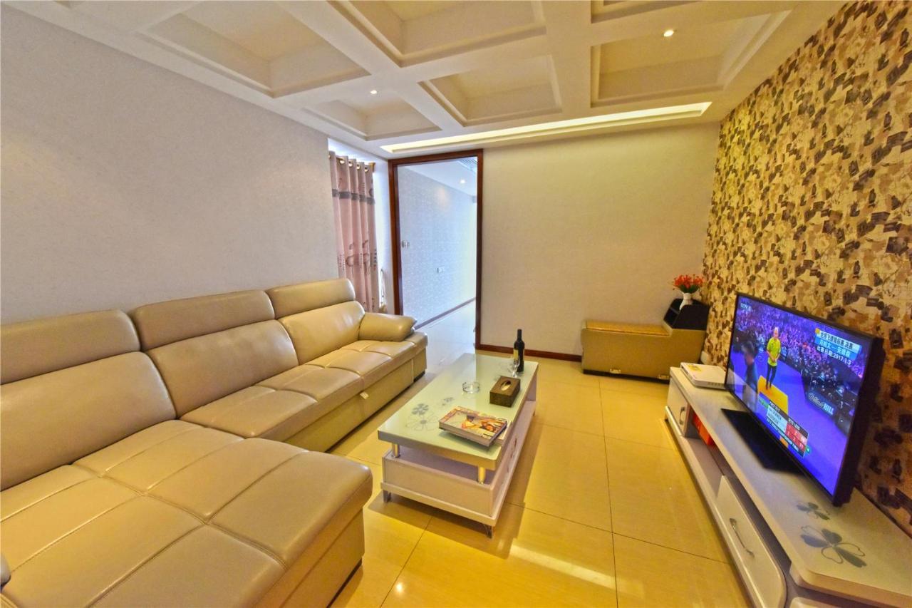 East International Apartment Yi De Road Metro Station Branch Apartment