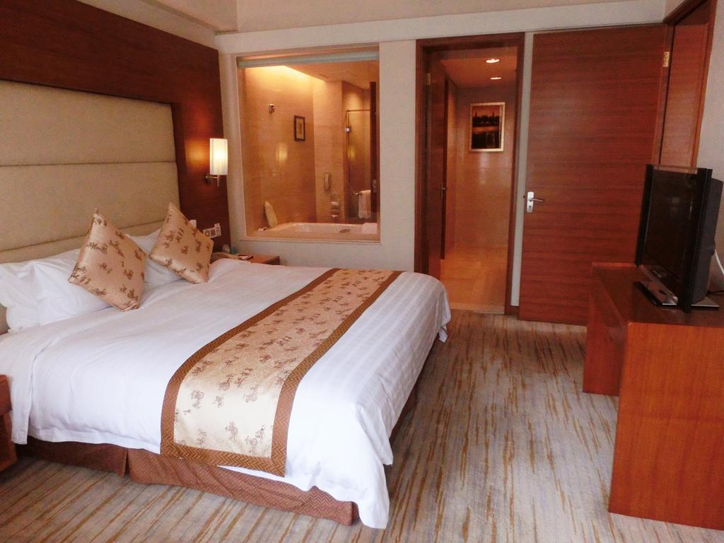Ramada Plaza Hotel 5*