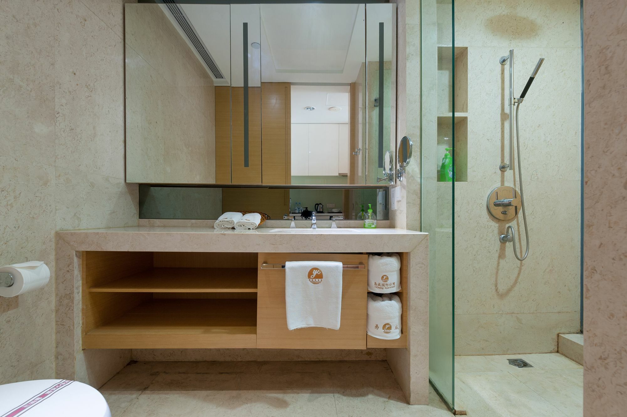 Yicheng Pazhou Poly World Center Apartment *