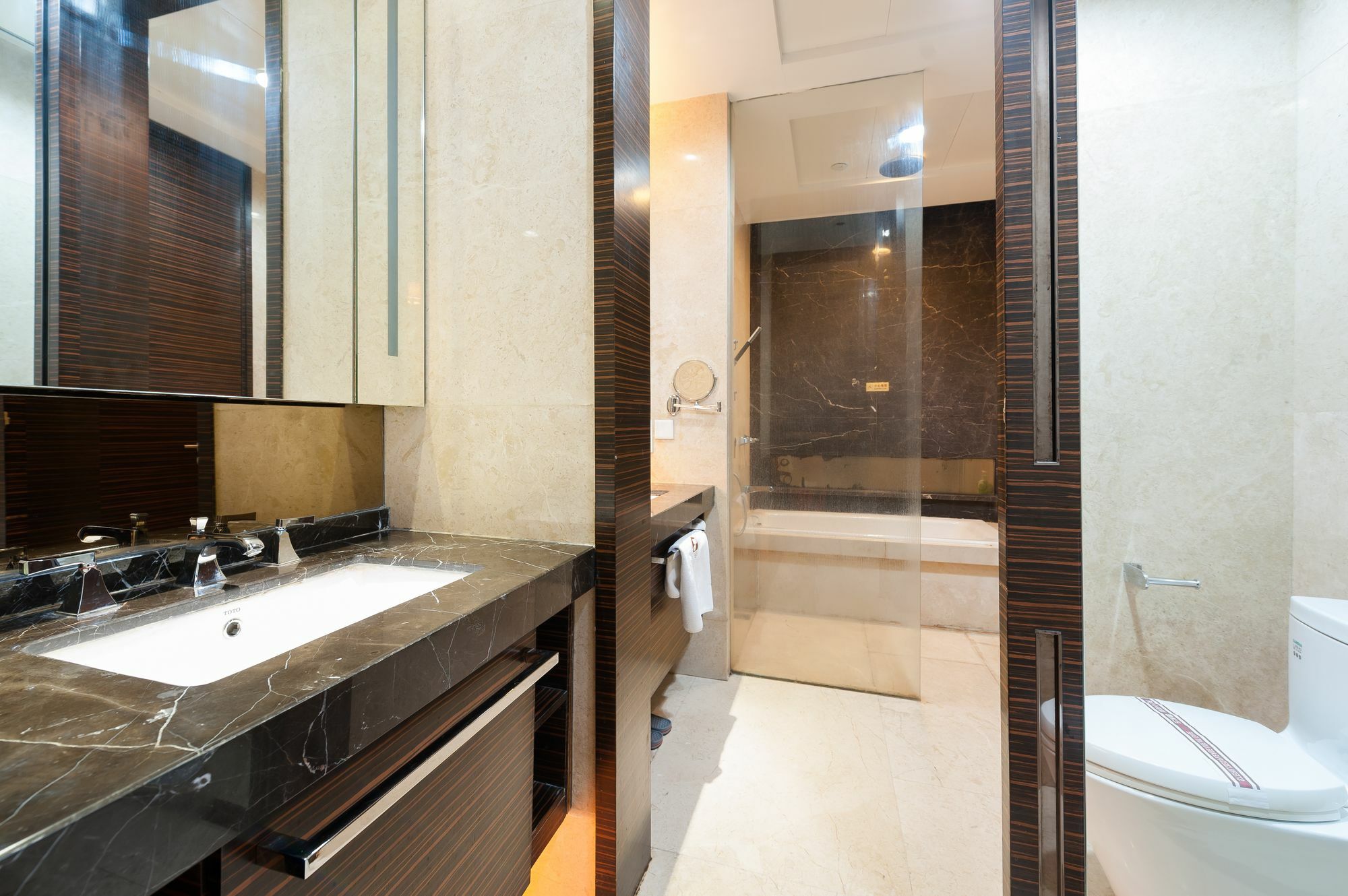 Yicheng Pazhou Poly World Center Apartment *