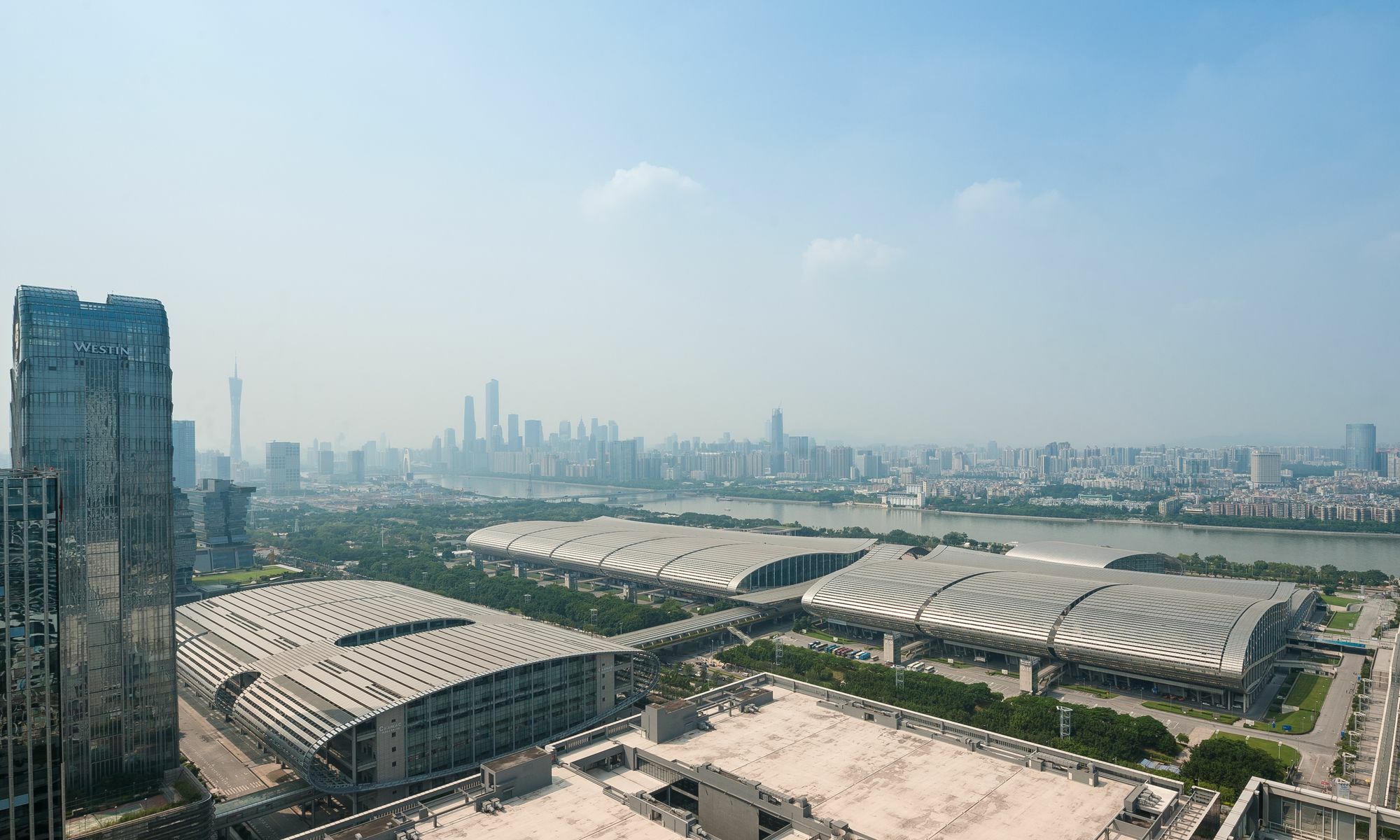 Yicheng Pazhou Poly World Center Apartment *