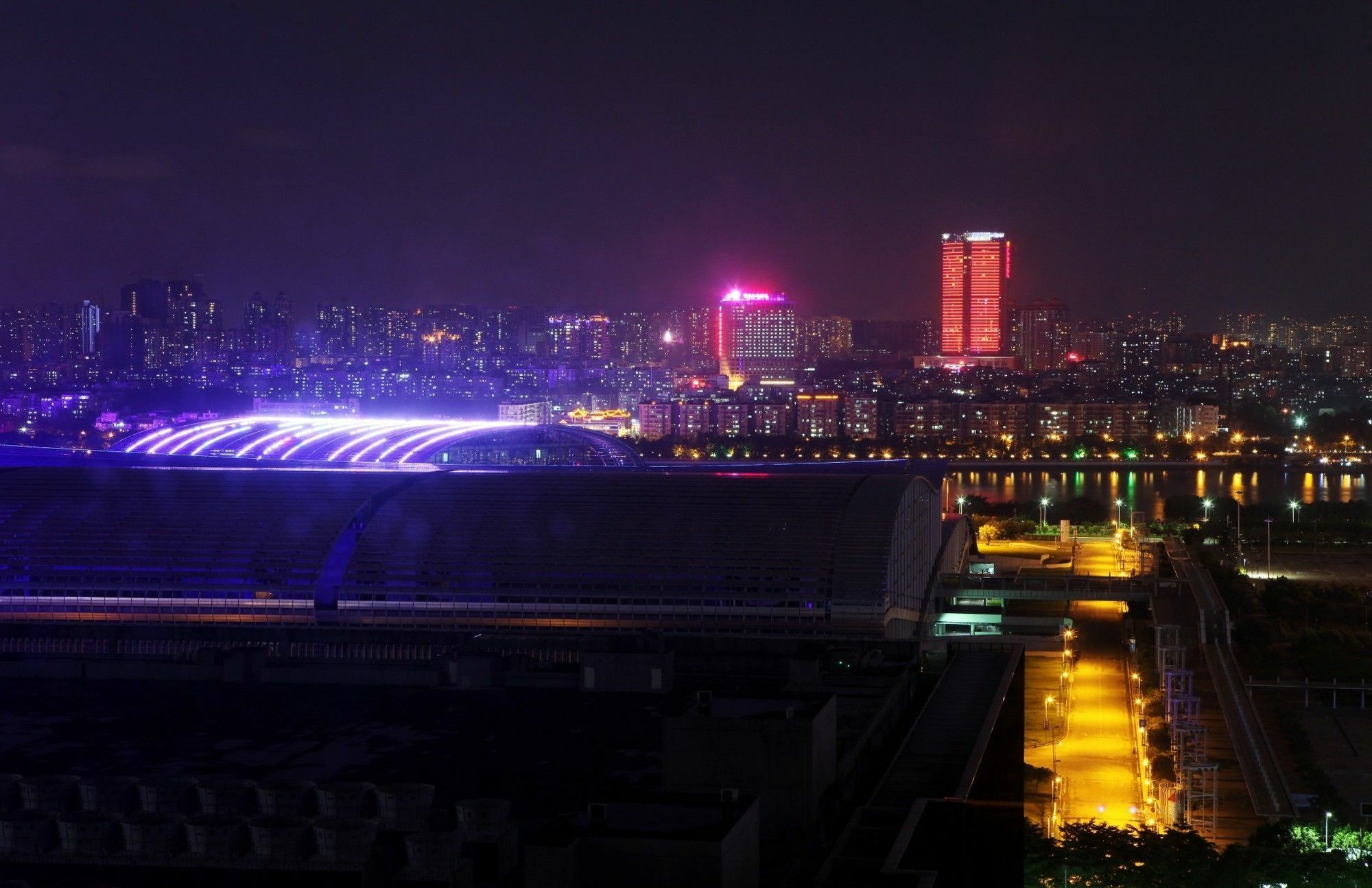 Yicheng Pazhou Poly World Center Apartment *