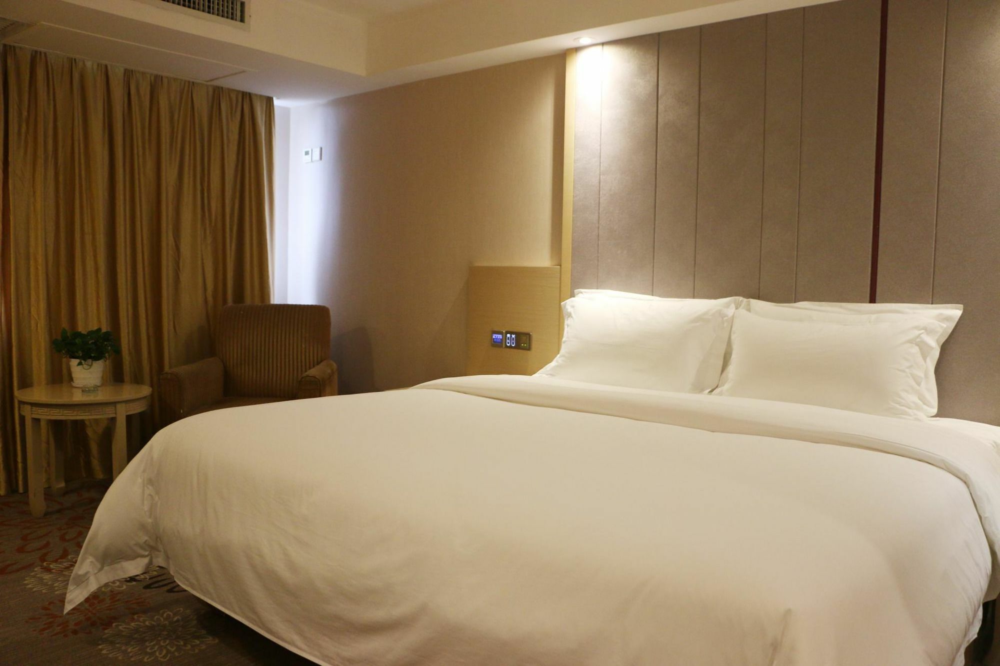 Lavande Pazhou Branch Hotel 4*