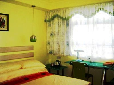 V8 - Train Station Hotel