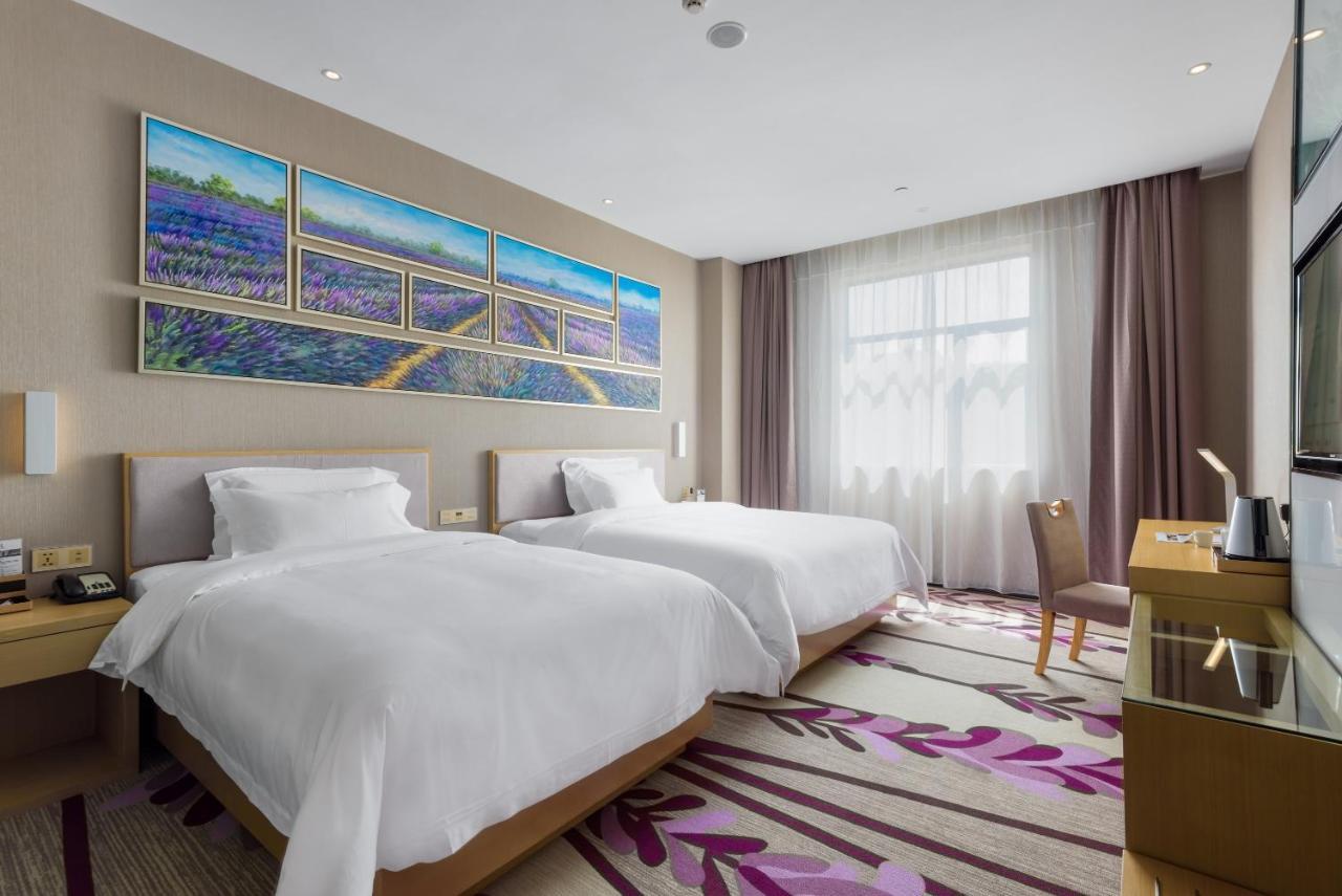 Lavande Yingbin Road Branch Xiajiao Metro Station 3*
