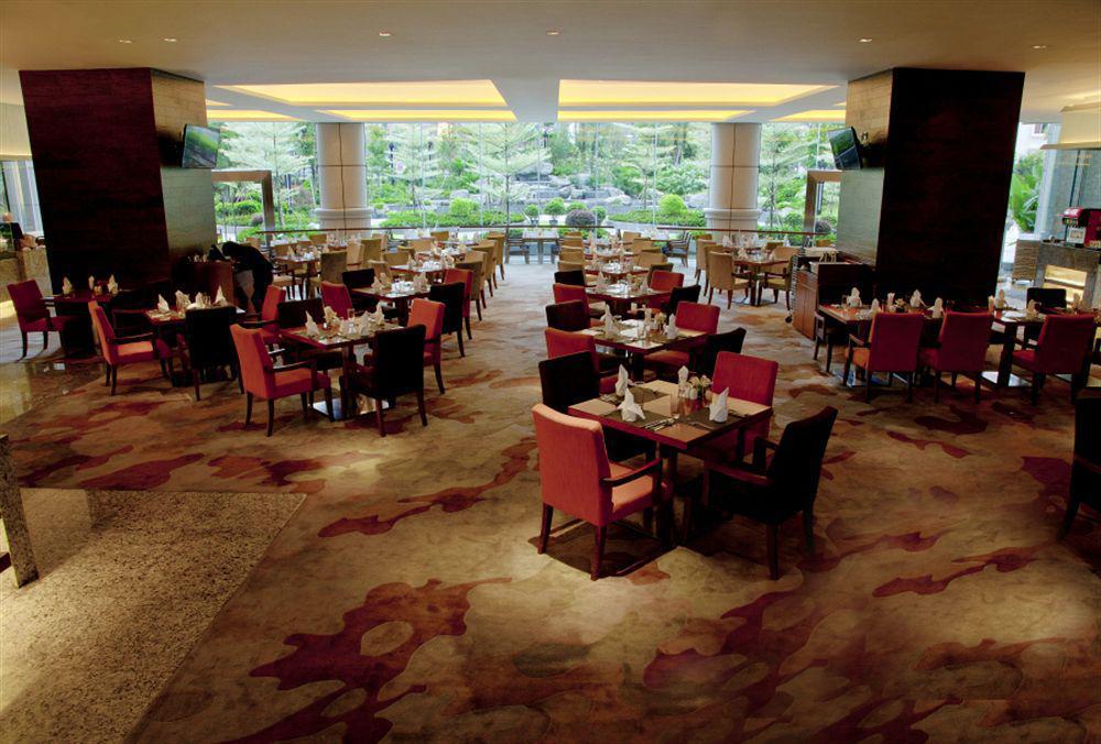 Vanburgh - Free Shuttle Bus Transfer During Fair Hotel